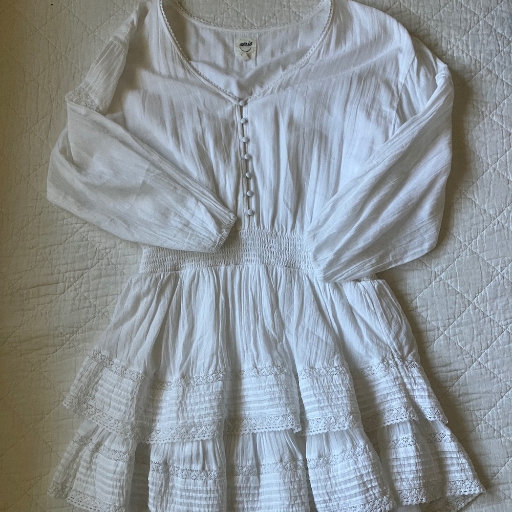 Classic white tired long sleeve sun dress